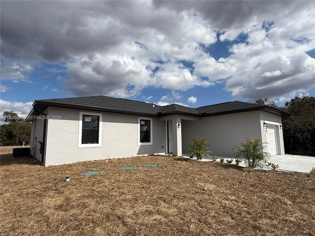 1048 Jay Ct, La Belle, FL 33935