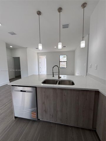 1048 Jay Ct, La Belle, FL 33935