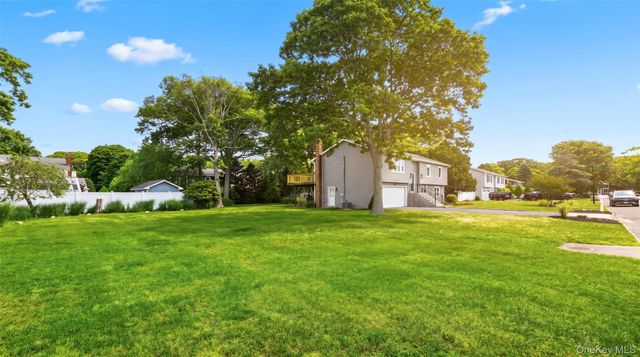 7 Sinnickson Road, Center Moriches, NY 11934