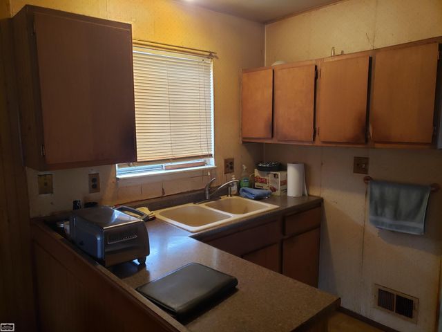 17468 Ivanhoe Street, Roseville, MI 48066