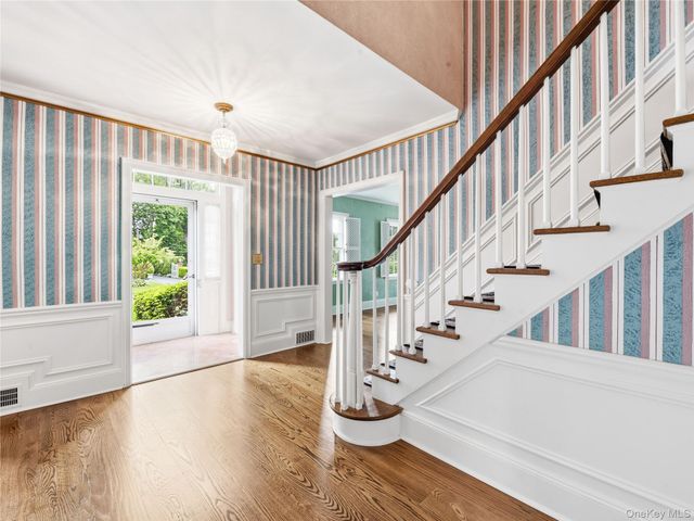 61 Mason Drive, Manhasset, NY 11030