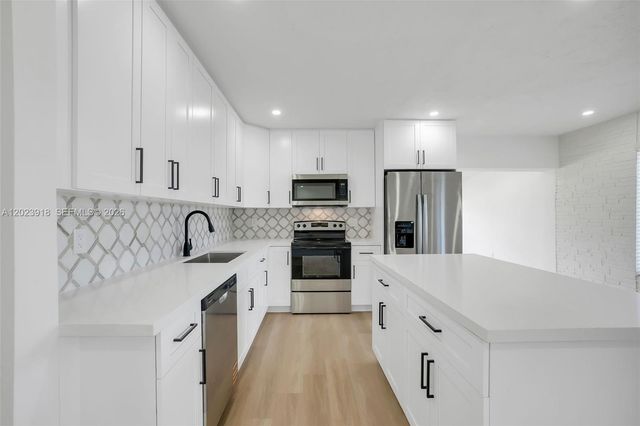 7971 NW 179th St, Hialeah, FL 33015