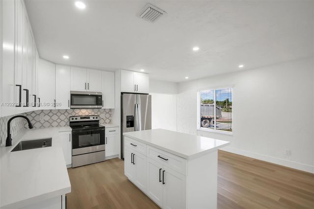 7971 NW 179th St, Hialeah, FL 33015