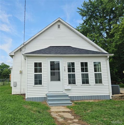 136 N Hamilton Street, Hillsboro, IL 62049