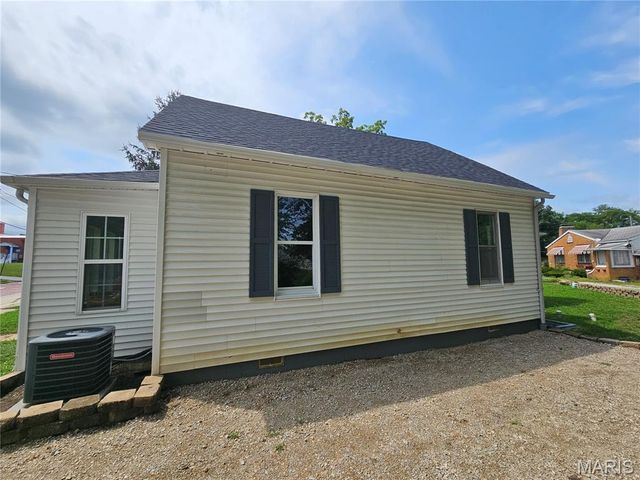 136 N Hamilton Street, Hillsboro, IL 62049