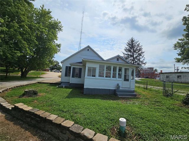 136 N Hamilton Street, Hillsboro, IL 62049