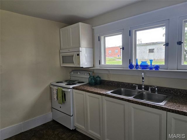 136 N Hamilton Street, Hillsboro, IL 62049