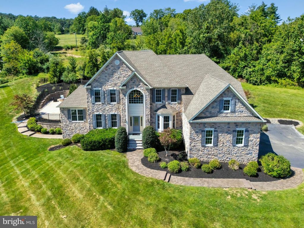 16 STILLWATER LN, Flemington, NJ 08822