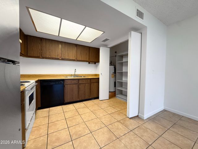 3202 W LOMA Lane 2, Phoenix, AZ 85051