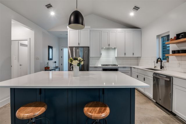 1021 Nomas Street, Dallas, TX 75212