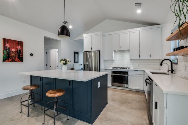 1021 Nomas Street, Dallas, TX 75212