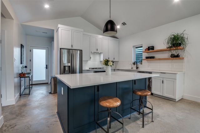 1021 Nomas Street, Dallas, TX 75212