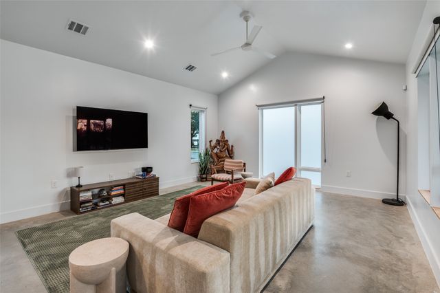 1021 Nomas Street, Dallas, TX 75212