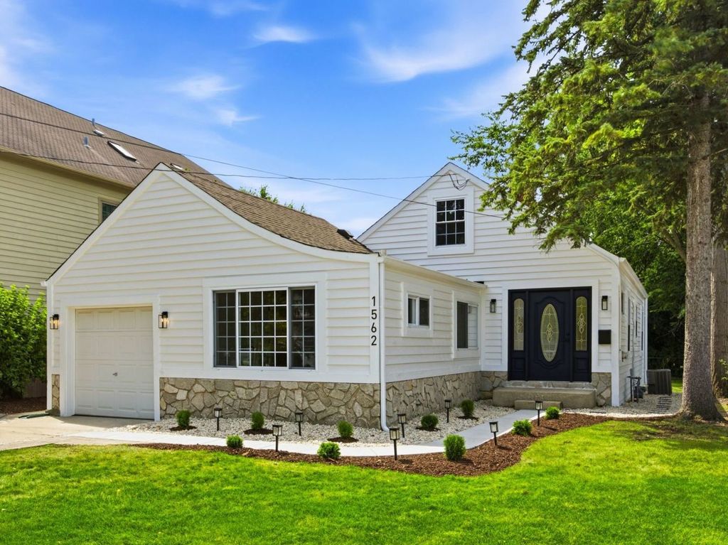 1562 Harding Road, Northfield, IL 60093