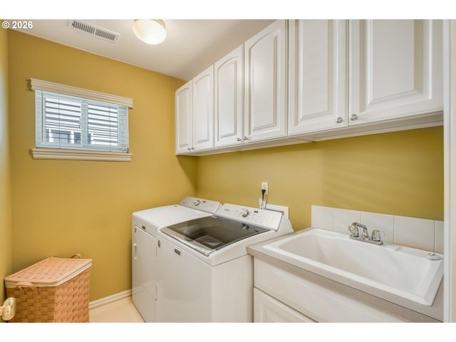 1620 Ne GLISAN St, Portland, OR 97232