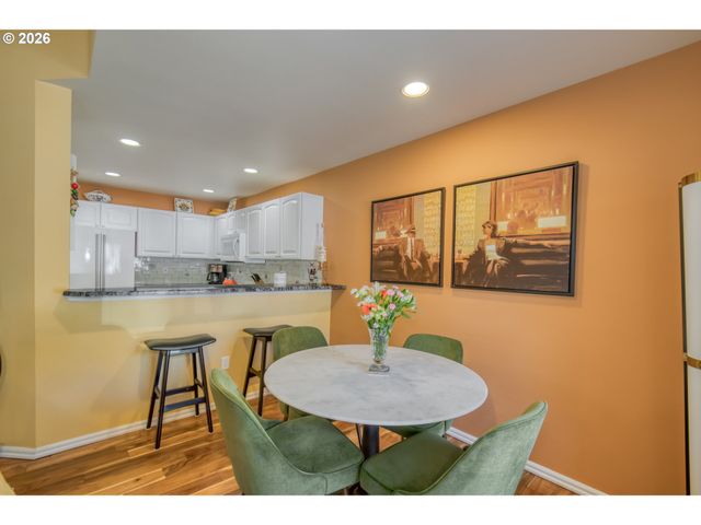 1620 Ne GLISAN St, Portland, OR 97232