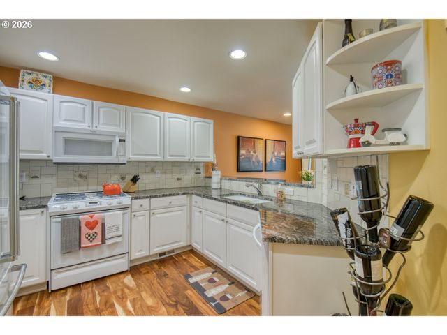 1620 Ne GLISAN St, Portland, OR 97232