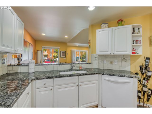 1620 Ne GLISAN St, Portland, OR 97232