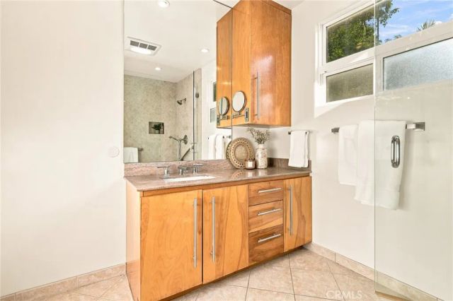 8518 Walnut, Los Angeles, CA 90046