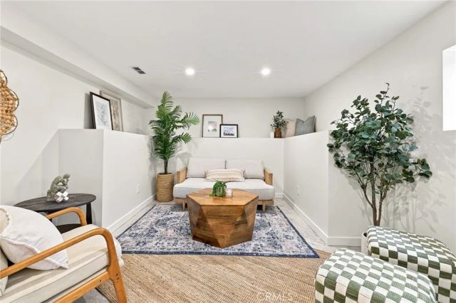 8518 Walnut, Los Angeles, CA 90046