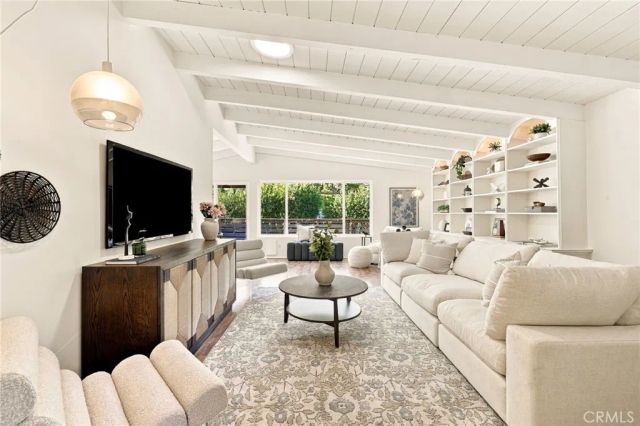 8518 Walnut, Los Angeles, CA 90046