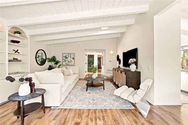 8518 Walnut, Los Angeles, CA 90046