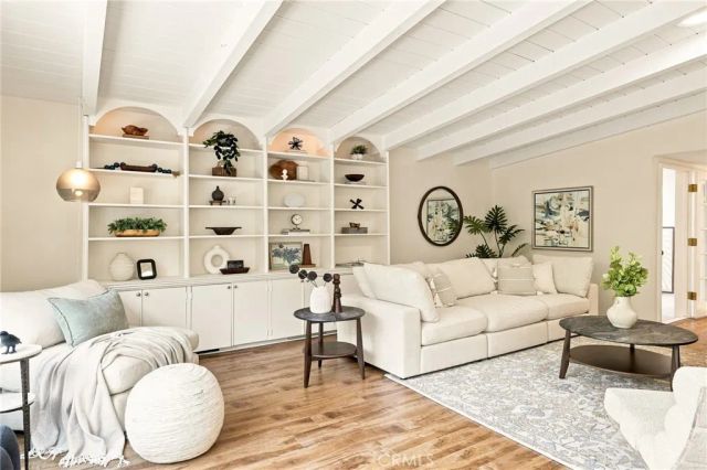 8518 Walnut, Los Angeles, CA 90046