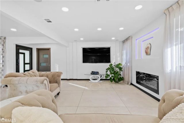 10533 Samoa Avenue, Tujunga, CA 91042