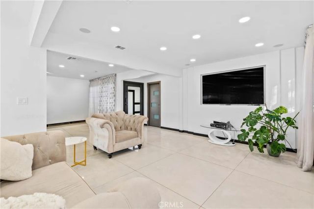 10533 Samoa Avenue, Tujunga, CA 91042