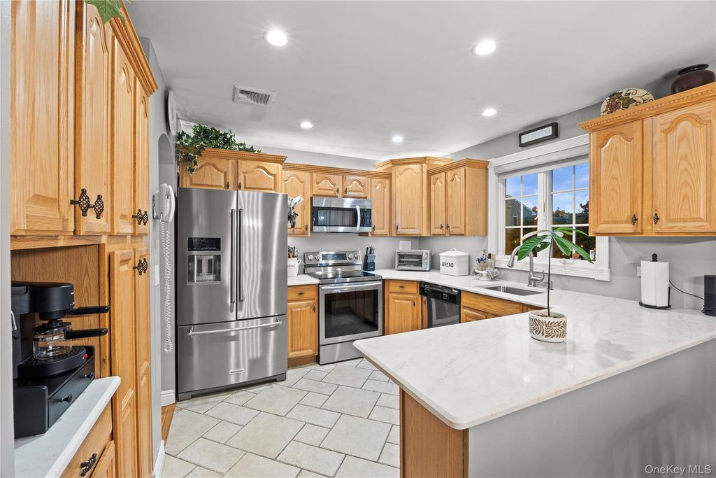 56 Kingston Avenue, Hicksville, NY 11801 — photo 3