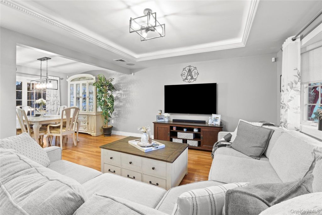 56 Kingston Avenue, Hicksville, NY 11801 — photo 4