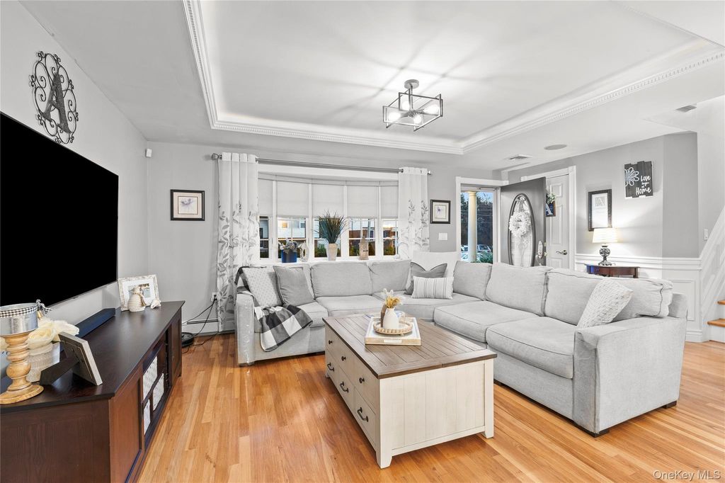 56 Kingston Avenue, Hicksville, NY 11801 — photo 5