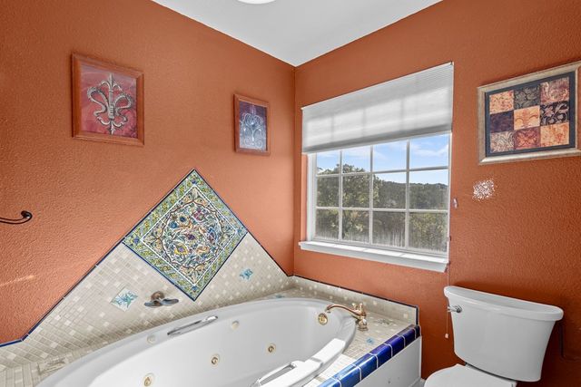 320 Spicer Loop, Kerrville, TX 78028