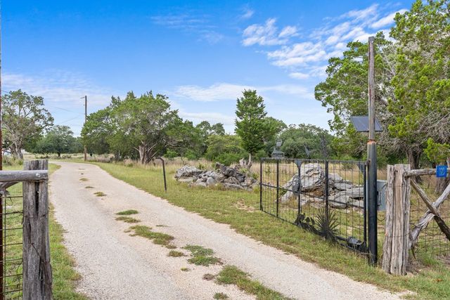 320 Spicer Loop, Kerrville, TX 78028