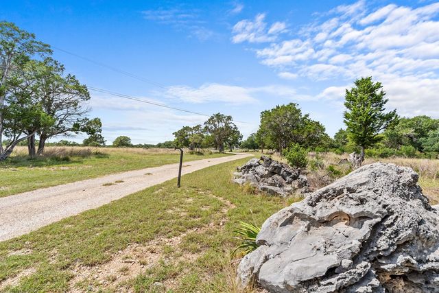 320 Spicer Loop, Kerrville, TX 78028