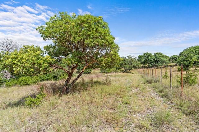 320 Spicer Loop, Kerrville, TX 78028