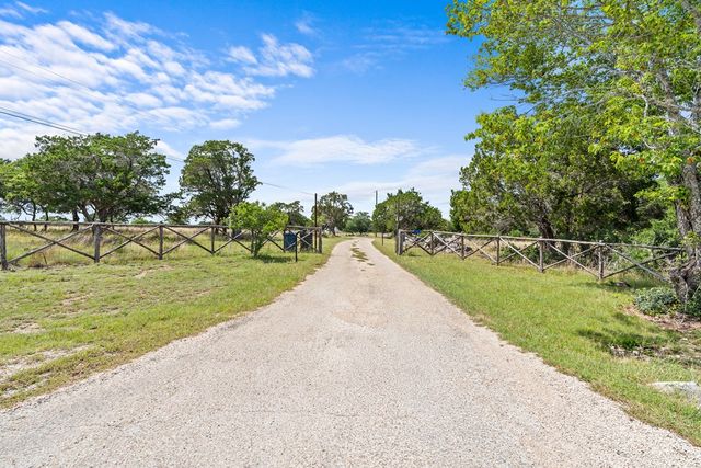 320 Spicer Loop, Kerrville, TX 78028