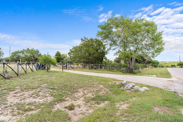320 Spicer Loop, Kerrville, TX 78028