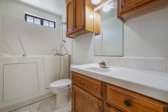 1131 Eagle Ln, Manteca, CA 95337