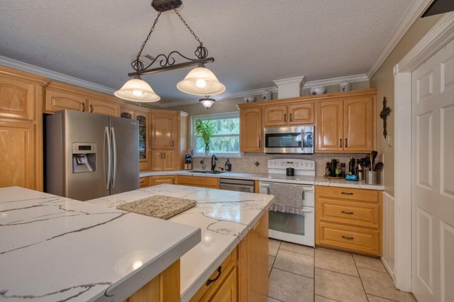 54 Royal Oak Circle, Lake Jackson, TX 77566