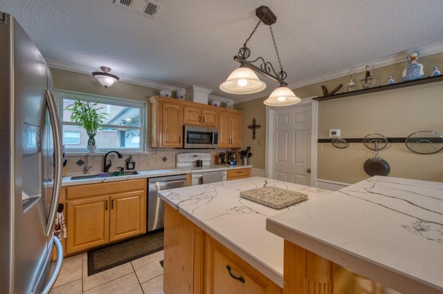 54 Royal Oak Circle, Lake Jackson, TX 77566