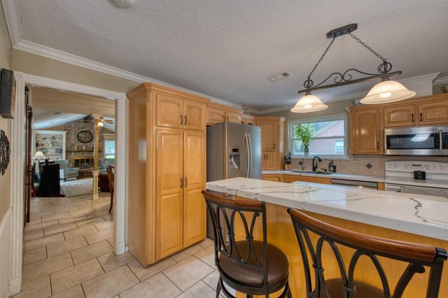 54 Royal Oak Circle, Lake Jackson, TX 77566