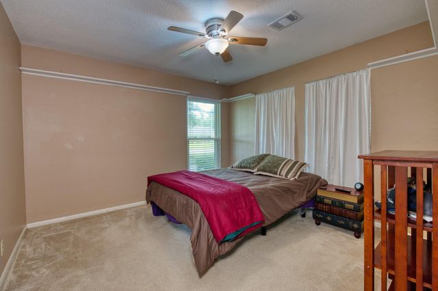 54 Royal Oak Circle, Lake Jackson, TX 77566