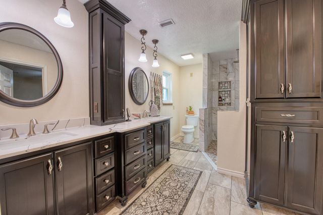 54 Royal Oak Circle, Lake Jackson, TX 77566