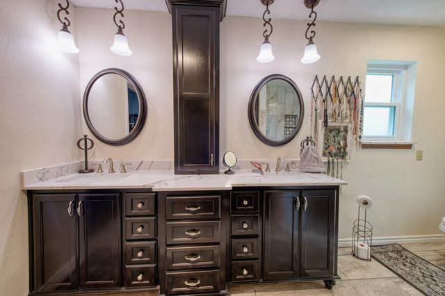 54 Royal Oak Circle, Lake Jackson, TX 77566