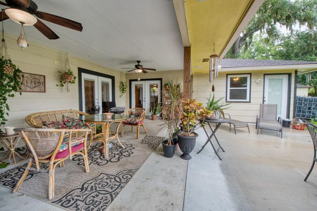 54 Royal Oak Circle, Lake Jackson, TX 77566