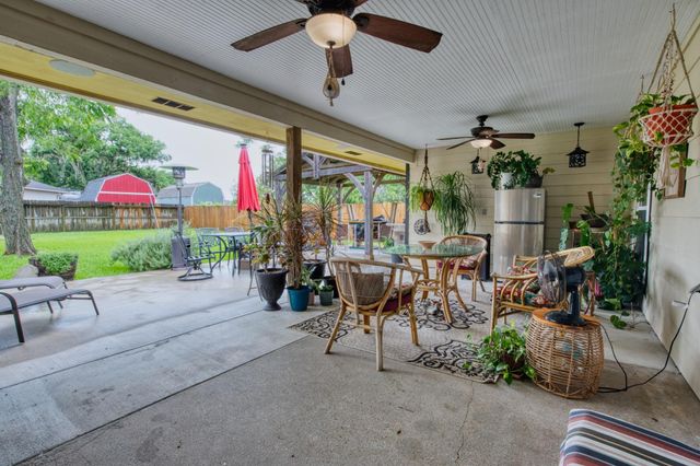 54 Royal Oak Circle, Lake Jackson, TX 77566