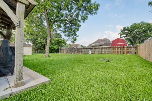 54 Royal Oak Circle, Lake Jackson, TX 77566
