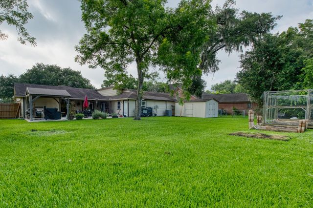 54 Royal Oak Circle, Lake Jackson, TX 77566