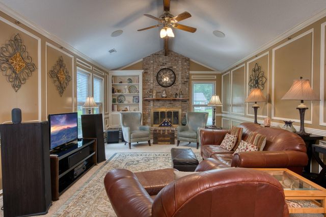 54 Royal Oak Circle, Lake Jackson, TX 77566